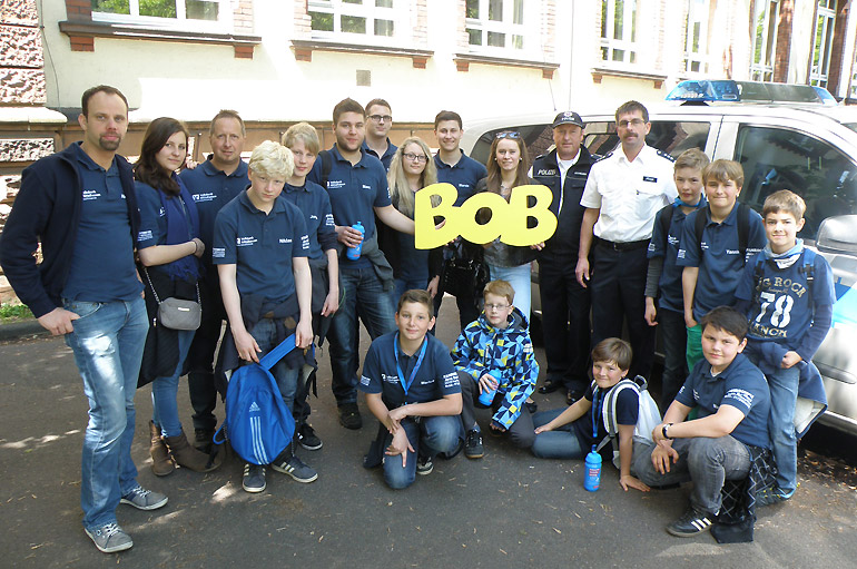Das Siegerteam von der Jugendfeuerwehr aus Maulbach mit dem BOB-Team und dem übergroßen BOB-Schriftzug