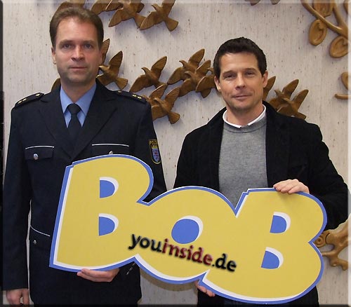von links Projektleiter Manfred Kaletsch mit dem Vorstandsvorsitzenden Stefan Oberhansl und einem überdimensionalen BOB-Schriftzug 