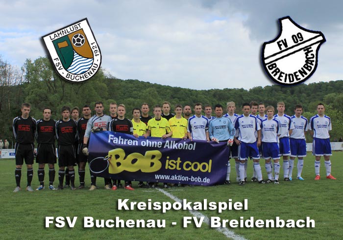 v.l. Mannschaften des FSV Buchenau, Schiedsrichterassistent Eric Liesicki,  Schiri Dennis Fuchs, Assistent Yannik Drewlies sowie das Team des FV Breidenbach mit dem BOB-Banner