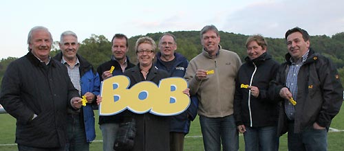 Der Vorstand FV-Breidenbach mit dem BOB: v.l. Klaus Limbach, Diethelm Nies, Manfred Lenz, Heike Vielhauer, Gert Reitz, Frank Schmidt, Regina Born-Sauerwald und Gerd Achenbach