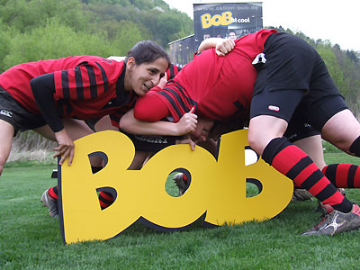 Frauen der Rugby-Union Marburg mit einem BOB