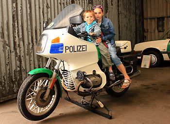 Probesitzen auf einem echten Polizeimotorrad