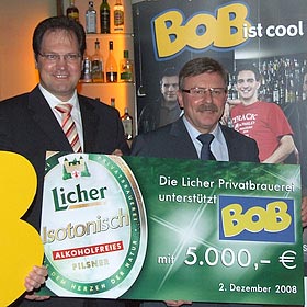 Licher-Geschäftsführer Rainer Noll und Polizeipräsident Manfred Schweizer mit dem symbolischen Scheck für die Aktion BOB