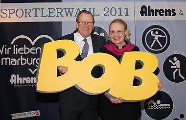 Die "Hausherren", Peter und Karin Ahrens mit dem überdimensionalen BOB-Schriftzug