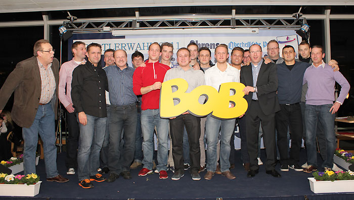 Die Fußballer und Verantwortlichen des FSV Buchenau mit dem BOB-Schriftzug