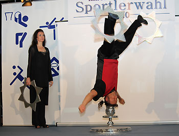 akrobatische Vorstellung des Paares „Master of Headbalance and Terisa Circles in Motion“