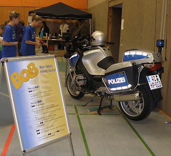 Polizeimotorrad mit der Aktion-BOB Werbetafel