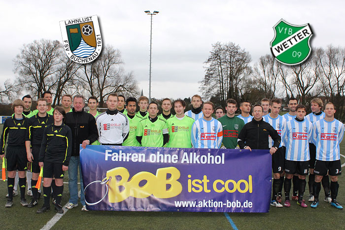 Die beiden Fußballteams vom FSV Buchenau (blaue Trikots) und dem VfB Wetter (grüne Trikots), den beiden Vorsitzenden des VfB und dem Schiedsrichtergespann mit dem BOB-Banner