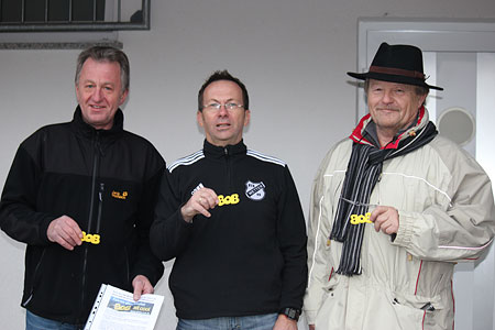 Ein Teil des Vorstand vom VfB Wetter mit von links, Rolf Beuermann (1. Vorsitzender), Dieter Brössel (2. Vorsitzender) und Pressesprecher Wilfried Schmidt mit den BOB-Anhängern