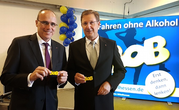 v.l. Staatsminister Peter Beuth und Polizeipräsident Bernd Paul mit dem BOB-Schlüsselanhänger