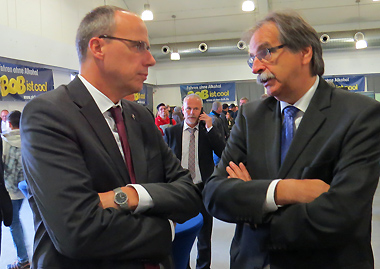 Innenminister Peter Beuth und Polizeivizepräsident Peter Kreuter im Gespräch