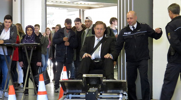 Polizeipräsident Bernd Paul testet den neuen Gurtschlitten der mittelhessischen Polizei