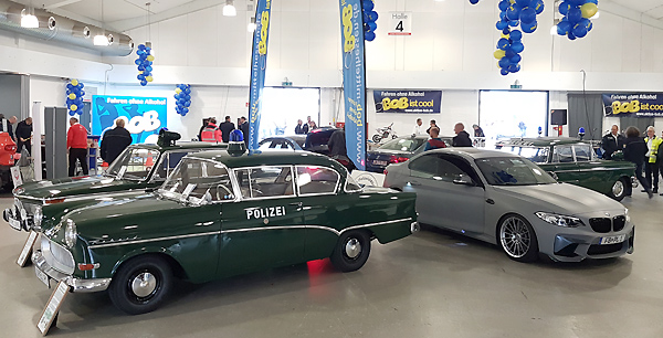 Ein besonderer Gegensatz, neben drei historischen Polizeifahrzeugen aus dem 1. Deutschen Polizeioldtimer Museum präsentierten sich in Halle 4 auch zwei getunte Privatfahrzeuge
