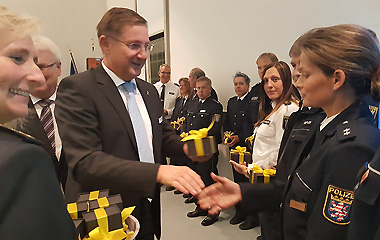 Auch Polizeioberkommissarin Yvonne Ruch bekommt das Präsent von Polizeipräsident Bernd Paul und Polizeidirektorin Gaby Häuser überreicht