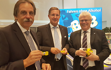 v. r. Staatssekretär Werner Koch, Polizeipräsident Bernd Paul und Polizeivizepräsident Peter Kreuter mit dem gelben BOB-Schlüsselanhänger