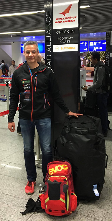 Gerüstet für "running for Children" - Sven Franke am Frankfurter Flughafen mit seinem Gepäck