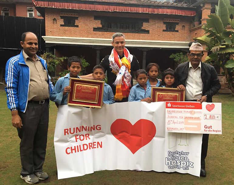 Sechs Schüler, ein Lehrer und der Direktor besuchten mich heute im Hotel in Kathmandu und nahmen die Spende in Empfang