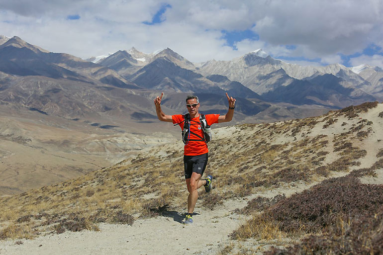 Bild von der 6. Etappe von Yara nach Chuksang auf ca. 4.000 Meter Höhe. Im Hintergrund sind die Berge Mustangs zur tibetischen (chinesischen) Grenze zu sehen - alle über 6.000 Meter hoch (Mustang Trail Race by Anuh Adhikary 