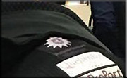 Auch das Logo des Polizepräsidiums Mittelhessen befindet sich auf der Jacke von Sven Franke