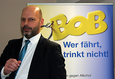 Polizeidirektor Thorsten Fleischer vor dem BOB-Aktionsplakat