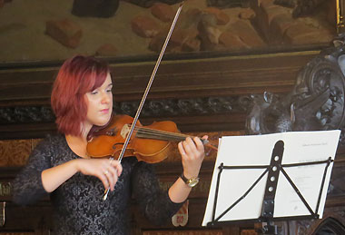 Mit der Violine verzauberte Megi Soi-Hevicke von der Music Academy Erfurt die Festgäste bei der bei der Verleihung der Danner-Medaille in Erfurt