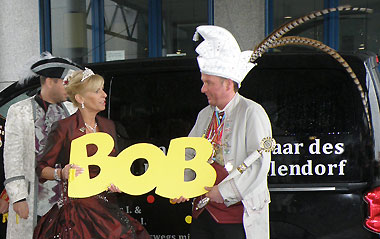 Ihre Lieblichkeit Prinzessin Andrea I. und Seine Hoheit Prinz Jens I. vom FCKK mit dem großen BOB-Schriftzug