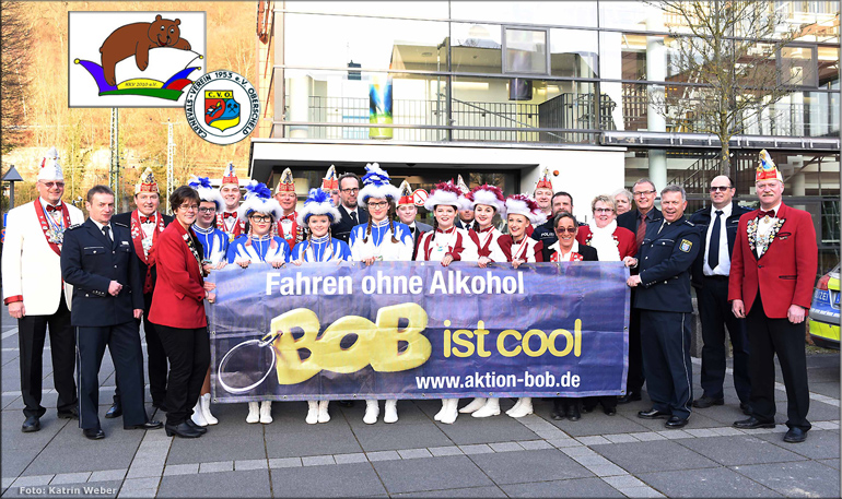 Gruppenbild von Polizei und Karnevalsvertretern mit dem BOB-Banner vor der Polizeidirektion in Dillenburg (Foto: Katrin Weber)