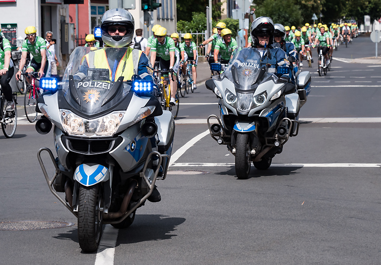 Die Ordnungshüter begleiteten mit Streifenwagen und Polizeimotorrädern die ca. 200 Teilnehmer der Tour der Hoffnung auf den insgesamt rund 300 Kilometern.