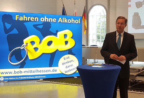 Mittelhessens Polizeipräsident Bernd Paul stellt innovativen Gurtschlitten vor 