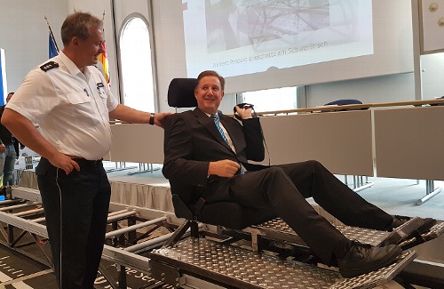Mittelhessens Polizeipräsident Bernd Paul testet den neuen innovativen Gurtschlitten, hier mit PHK Dirk Brandau