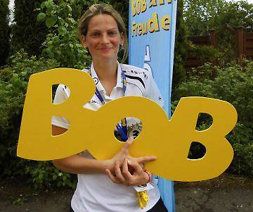 Yvonne Ruch mit dem großen BOB-Schriftzug