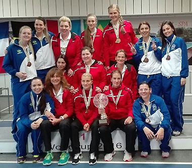Siegerehrung beim Internationalen World- Cup in Oberthal - Sieger das deutsche Team mit (rote Anzüge) mit Yvonne Ruch (Mitte rechts)