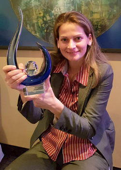 Yvonne Ruch mit der Auszeichnung des Deutschen Keglerbundes - Schere zur "Sportlerin des Jahres 2017"