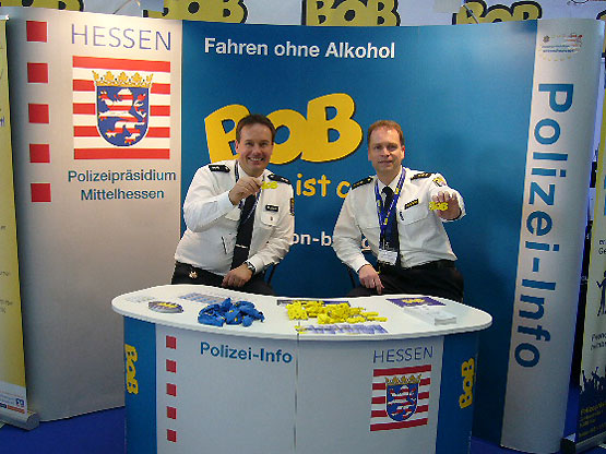 Das Team des mittelhessischen BOB-Standes, v.l. Polizeioberkommissar Dirk Brandau und Polizeidirektor Manfred Kaletsch