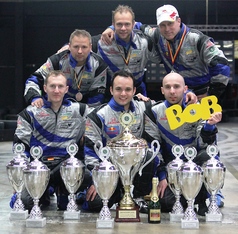 Blaulicht-Teams mit Pokalen und dem BOB-Schriftzug