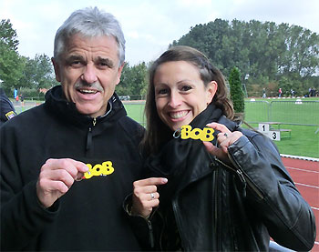 Eberhard Dersch vom "BOB-Team" der Polizei präsentiert mit Olympiateilnehmerin Kathrin Klaas den BOB-Schlüsselanhänger