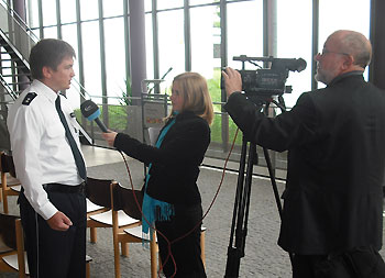 POK Dirk Bepler beim Interview für den TV Sender Ingolstadt TV