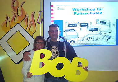 Boris Tischner und Alexandra Tischner von der Fahrschule Fahr-Werk und dem BOB-Schriftzug