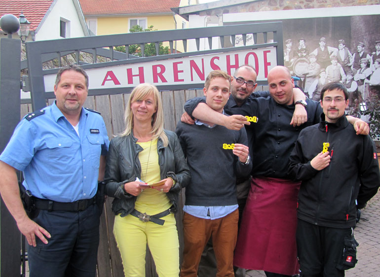 Polizeioberkommissar Arneburg mit der Besitzern Ulla Ahrens und ihrem Personal präsentieren den BOB