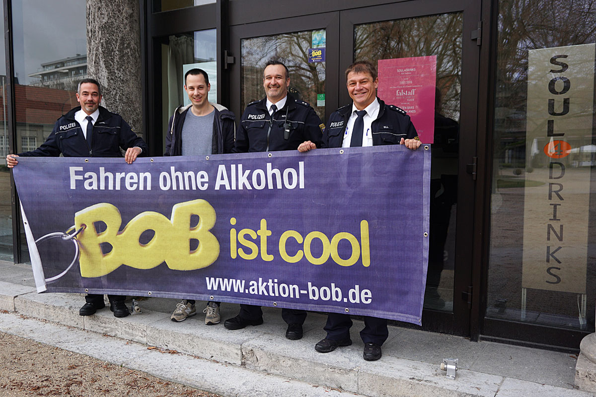 BOB-Lokal SOUL4DRINKS: Christan Sippel, Pavlos Tsiaousis, Bernd Büthe, Jürgen Sill mit dem BOB-Werbe-Banner