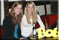 Zwei Junge Damen mit dem BOB-Schriftzug