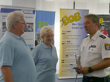Auch einige Senioren erkundigten sich bei Polizeihauptkommissar Dirk Brandau zur Aktion MAX - der Verkehrspräventionsaktion für Seniorinnen und Senioren der Polizei in Mittelhessen