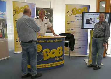 Der neue BOB-Stand fand bei den Besuchern große Beachtung. Die Themen BOB und MAX fanden viele Interessenten, hier einige Besucher beim Gespräch mit PHK Dirk Brandau