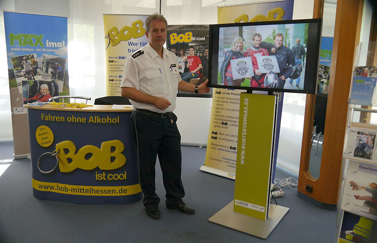 Der BOB / MAX-Stand bei der Jahreshauptversammlung der Fahrlehrer in Friedberg mit PHK Dirk Brandau von der Polizei Mittelhessen