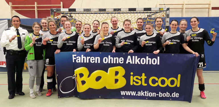 Die Zweitliga-Spielerinnen der HSG Gedern/Nidda mit POK Bockmeier mit dem Banner der Aktion BOB - gegen Alkohol am Steuer