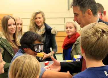 Bürgermeister Hans-Peter Seum beim Rauschbrillentest mit Schülern 
