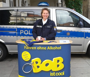 Einstellungsberaterin Corina Weisbrod am Infostand der Polizei auf dem Tag der Reservisten in Bad Nauheim
