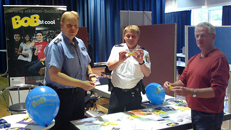Polizeioberkommissar Berg (li.) und Polizeioberkommissar Sill am BOB -Stand mit einem 'BOB-Fahrer' 