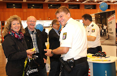 Das BOB-Team beim Verkehrsinfo-Tag in Friedberg, mit den beiden Polizeihauptkommissaren Jürgen Sill und Dirk Brandau (rechts), im Gespräch mit Besuchern
